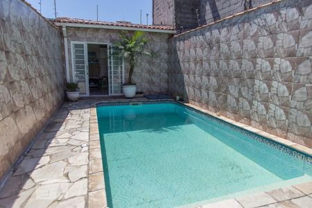 Casa à venda com 170m², 3 quartos e 2 vagas Casa à venda com 170m², 3 quartos e 2 vagasÁrea comum - Piscina