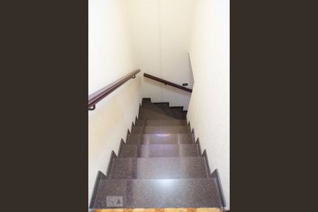 Casa à venda com 170m², 3 quartos e 2 vagas Casa à venda com 170m², 3 quartos e 2 vagasEscada