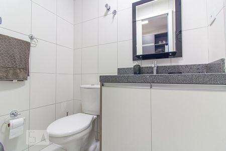 Banheiro de kitnet/studio para alugar com 1 quarto, 27m² em Centro, Curitiba