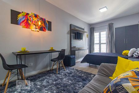 Sala de kitnet/studio para alugar com 1 quarto, 27m² em Centro, Curitiba