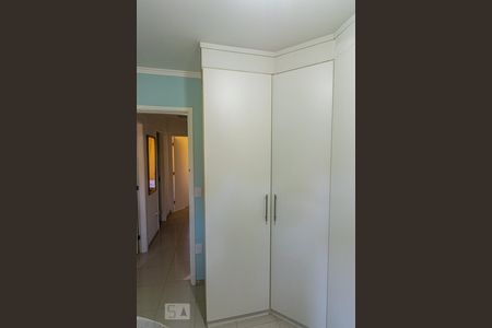 Casa de condomínio à venda com 100m², 4 quartos e 2 vagas Casa de condomínio à venda com 100m², 4 quartos e 2 vagasQuarto 1 - Armários