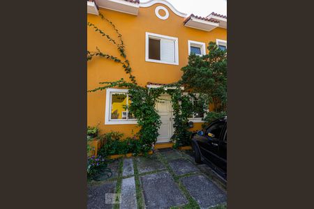 Casa de condomínio à venda com 100m², 4 quartos e 2 vagas Casa de condomínio à venda com 100m², 4 quartos e 2 vagasFachada