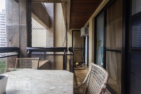 Apartamento à venda com 123m², 3 quartos e 2 vagas Apartamento à venda com 123m², 3 quartos e 2 vagasVaranda