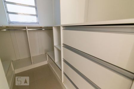 Apartamento para alugar com 115m², 2 quartos e sem vaga Apartamento para alugar com 115m², 2 quartos e sem vagaCloset da suíte