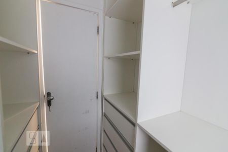 Apartamento para alugar com 115m², 2 quartos e sem vaga Apartamento para alugar com 115m², 2 quartos e sem vagaCloset da suíte