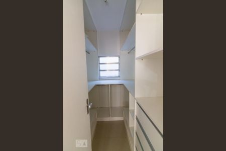 Apartamento para alugar com 115m², 2 quartos e sem vaga Apartamento para alugar com 115m², 2 quartos e sem vagaCloset da suíte