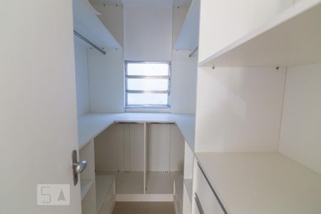 Apartamento para alugar com 115m², 2 quartos e sem vaga Apartamento para alugar com 115m², 2 quartos e sem vagaCloset da suíte