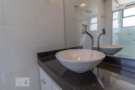 Banheiro da Suíte 1 de apartamento à venda com 2 quartos, 60m² em Santo Antônio, Belo Horizonte