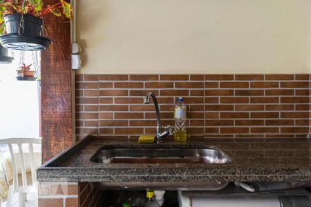 Casa à venda com 200m², 3 quartos e 2 vagasFundos - Churrasqueira