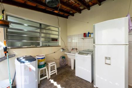 Casa à venda com 200m², 3 quartos e 2 vagasFundos - Área de serviço