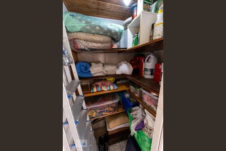 Casa à venda com 200m², 3 quartos e 2 vagasFundos - Despensa