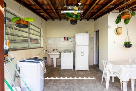 Casa à venda com 200m², 3 quartos e 2 vagasFundos - Área de serviço