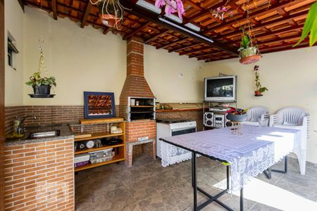 Casa à venda com 200m², 3 quartos e 2 vagasFundos - Churrasqueira