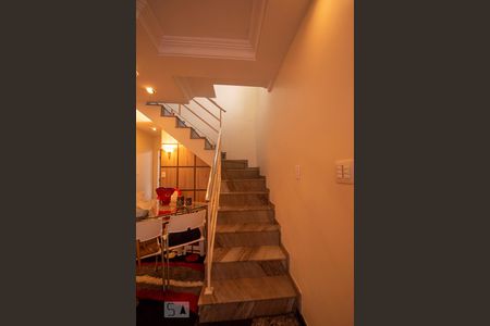 Casa à venda com 115m², 3 quartos e 5 vagasEscada