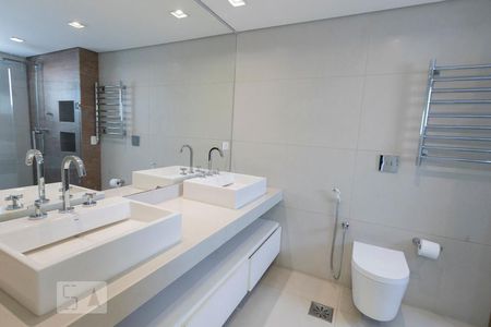 Apartamento à venda com 161m², 2 quartos e 4 vagasBanheiro da Suíte 2