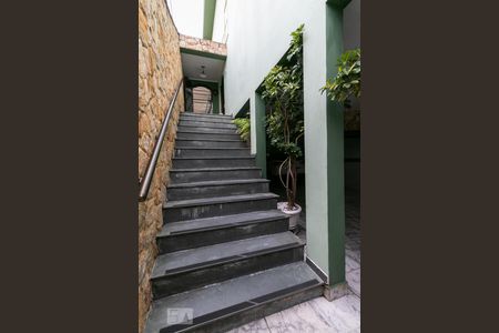 Casa à venda com 380m², 3 quartos e 6 vagasEscadas - Entrada