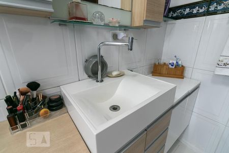 Casa à venda com 380m², 3 quartos e 6 vagasBanheiro da Suíte 1 - Pia