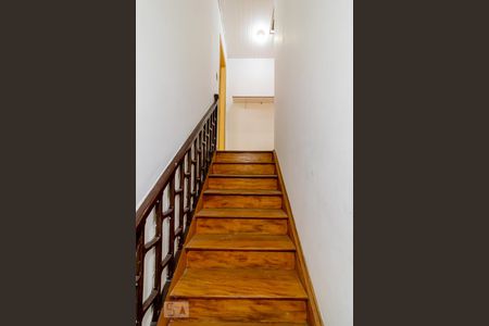 Casa para alugar com 200m², 3 quartos e 2 vagasEscada para os Quartos