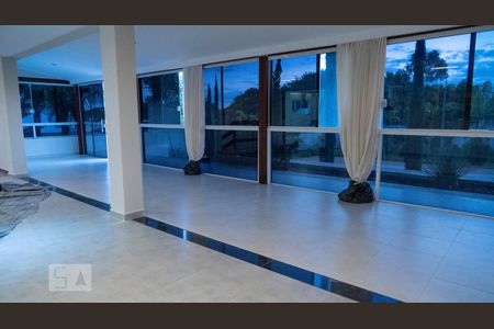 Salão de casa de condomínio para alugar com 4 quartos, 640m² em Setor de Mansões do Lago Norte, Brasília