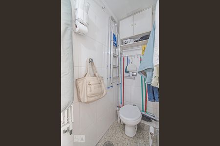 Apartamento à venda com 180m², 4 quartos e 2 vagas Apartamento à venda com 180m², 4 quartos e 2 vagasBanheiro de Serviço