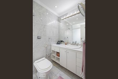 Apartamento à venda com 180m², 4 quartos e 2 vagas Apartamento à venda com 180m², 4 quartos e 2 vagasBanheiro da Suite 2