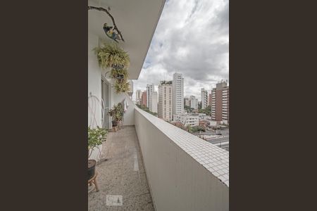Apartamento à venda com 180m², 4 quartos e 2 vagas Apartamento à venda com 180m², 4 quartos e 2 vagasVaranda