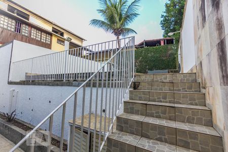 Casa de condomínio à venda com 269m², 4 quartos e 3 vagasEscadas para piscina