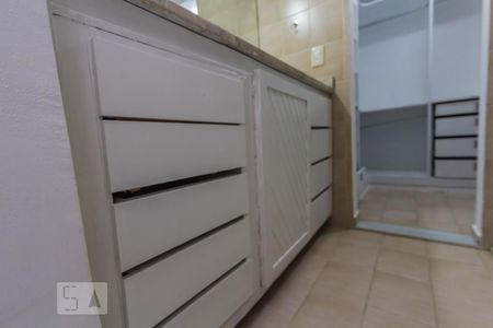 Casa de condomínio à venda com 269m², 4 quartos e 3 vagasBanheiro da Suíte detalhe armário