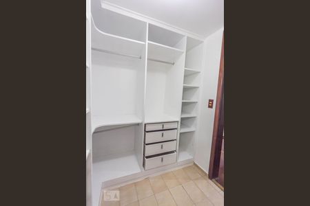 Casa de condomínio à venda com 269m², 4 quartos e 3 vagasClosed