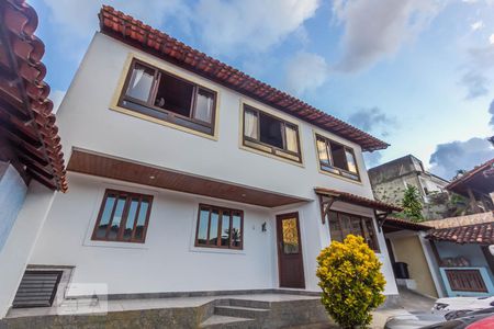 Casa de condomínio à venda com 269m², 4 quartos e 3 vagasFachada da casa