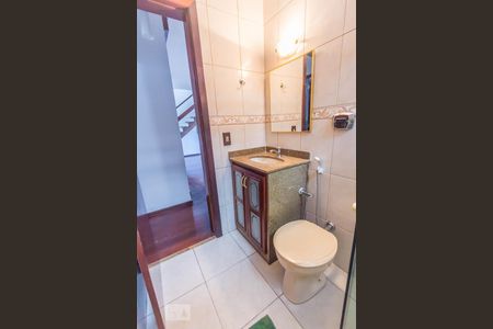 Casa de condomínio à venda com 269m², 4 quartos e 3 vagasBanheiro Social 1