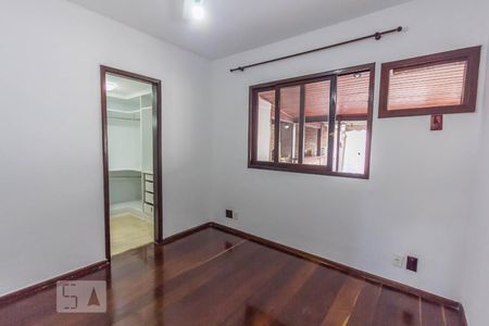 Casa de condomínio à venda com 269m², 4 quartos e 3 vagasSuíte
