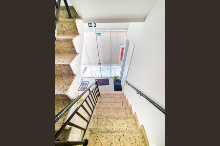 Apartamento para alugar com 43m², 2 quartos e sem vaga Apartamento para alugar com 43m², 2 quartos e sem vagaEscada