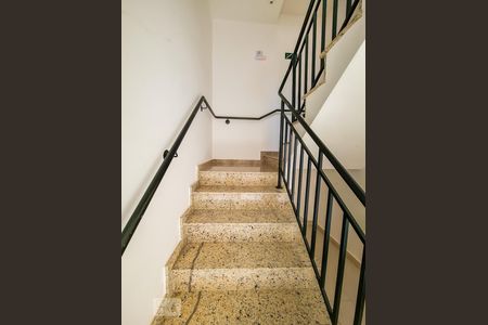 Apartamento para alugar com 43m², 2 quartos e sem vaga Apartamento para alugar com 43m², 2 quartos e sem vagaEscada