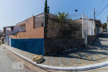 Casa à venda com 160m², 4 quartos e 6 vagas Casa à venda com 160m², 4 quartos e 6 vagasFachada