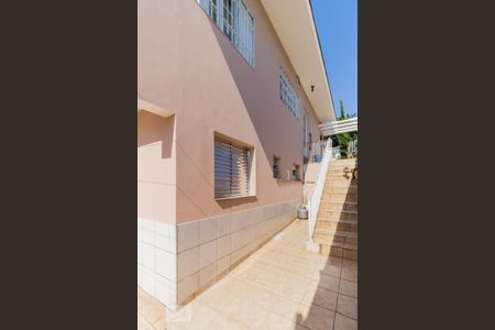 Casa à venda com 160m², 4 quartos e 6 vagas Casa à venda com 160m², 4 quartos e 6 vagasLateral