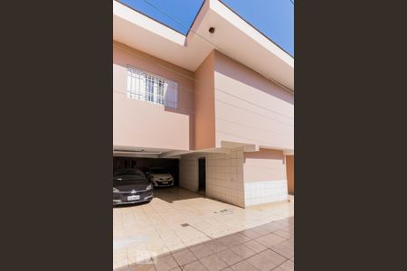 Casa à venda com 160m², 4 quartos e 6 vagas Casa à venda com 160m², 4 quartos e 6 vagasFundos