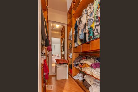 Apartamento à venda com 129m², 3 quartos e 2 vagas Apartamento à venda com 129m², 3 quartos e 2 vagasCloset da Suite