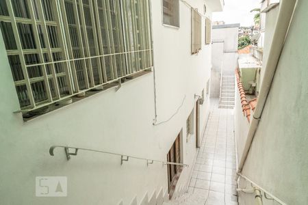 Casa à venda com 153m², 3 quartos e 2 vagas Casa à venda com 153m², 3 quartos e 2 vagasEscada