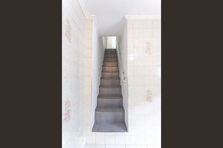 Casa à venda com 280m², 3 quartos e 2 vagasEscada acesso quarto
