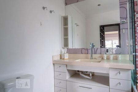 Casa à venda com 700m², 3 quartos e 7 vagasBanheiro da Suíte 2