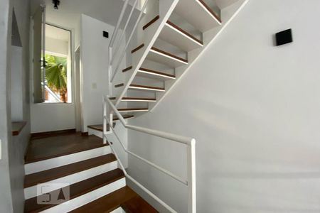 Casa de condomínio para alugar com 110m², 2 quartos e 2 vagasEscada