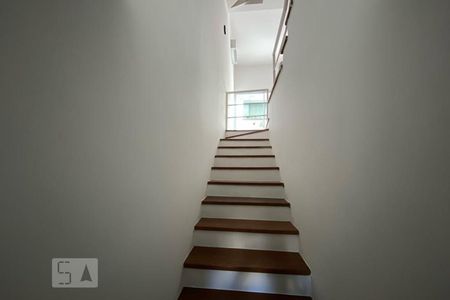 Casa de condomínio para alugar com 110m², 2 quartos e 2 vagasEscada