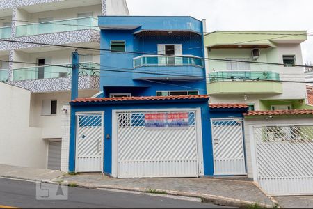 Casa à venda com 250m², 3 quartos e 6 vagas Casa à venda com 250m², 3 quartos e 6 vagasFachada