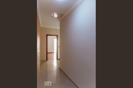 Casa à venda com 250m², 3 quartos e 6 vagas Casa à venda com 250m², 3 quartos e 6 vagasCorredor