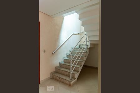 Casa à venda com 250m², 3 quartos e 6 vagas Casa à venda com 250m², 3 quartos e 6 vagasEscada