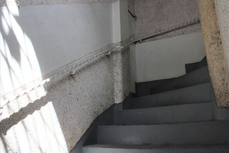 Casa à venda com 100m², 4 quartos e 1 vagaEscada - entrada