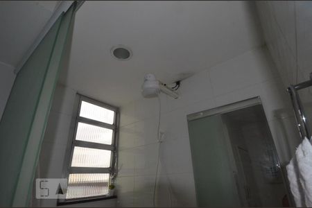 Banheiro de kitnet/studio para alugar com 1 quarto, 28m² em Copacabana, Rio de Janeiro