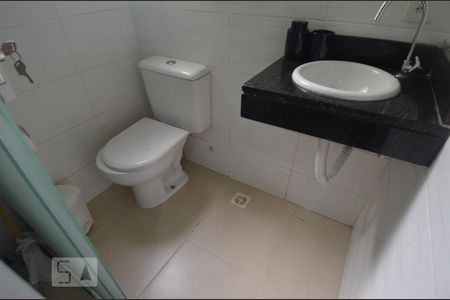 Banheiro de kitnet/studio para alugar com 1 quarto, 28m² em Copacabana, Rio de Janeiro