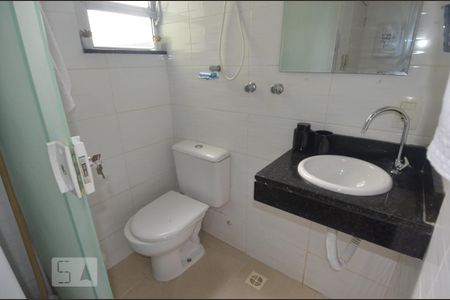 Banheiro de kitnet/studio para alugar com 1 quarto, 28m² em Copacabana, Rio de Janeiro